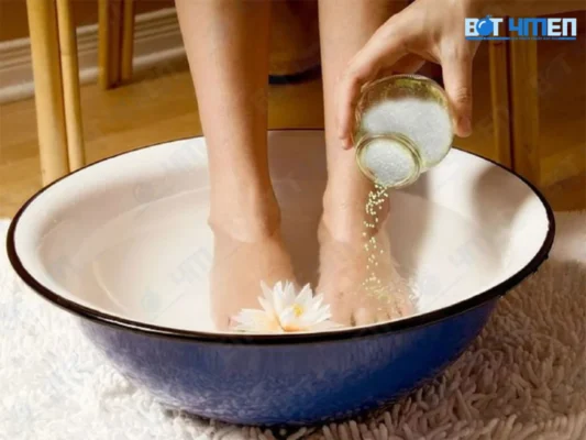 Dùng bột baking soda khử hôi chân