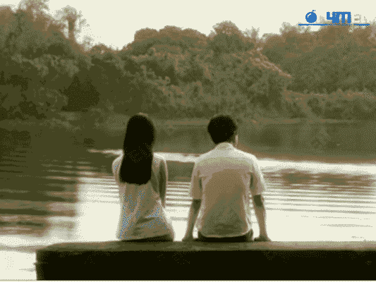 Một cặp đôi đang ngồi chung ngắm hồ