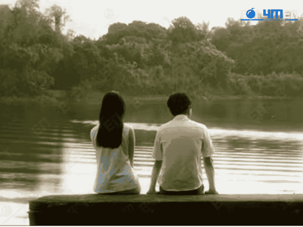Một cặp đôi đang ngồi chung ngắm hồ