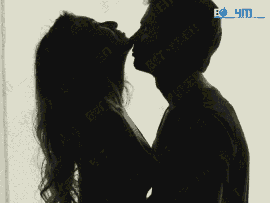 Người đàng ông ôm và hôn vào cằm người phụ nữa 