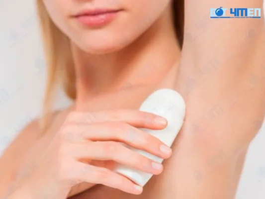Trị hôi nách bằng cách dùng lăn khử mùi